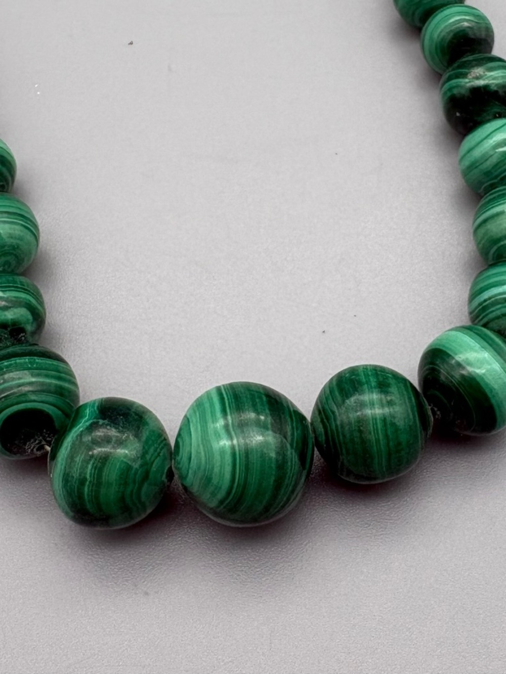VINTAGE HEAVY GRADUATED GREEN MALACHITE BEAD 22" NECKLACE 78g - Picture 2 of 4